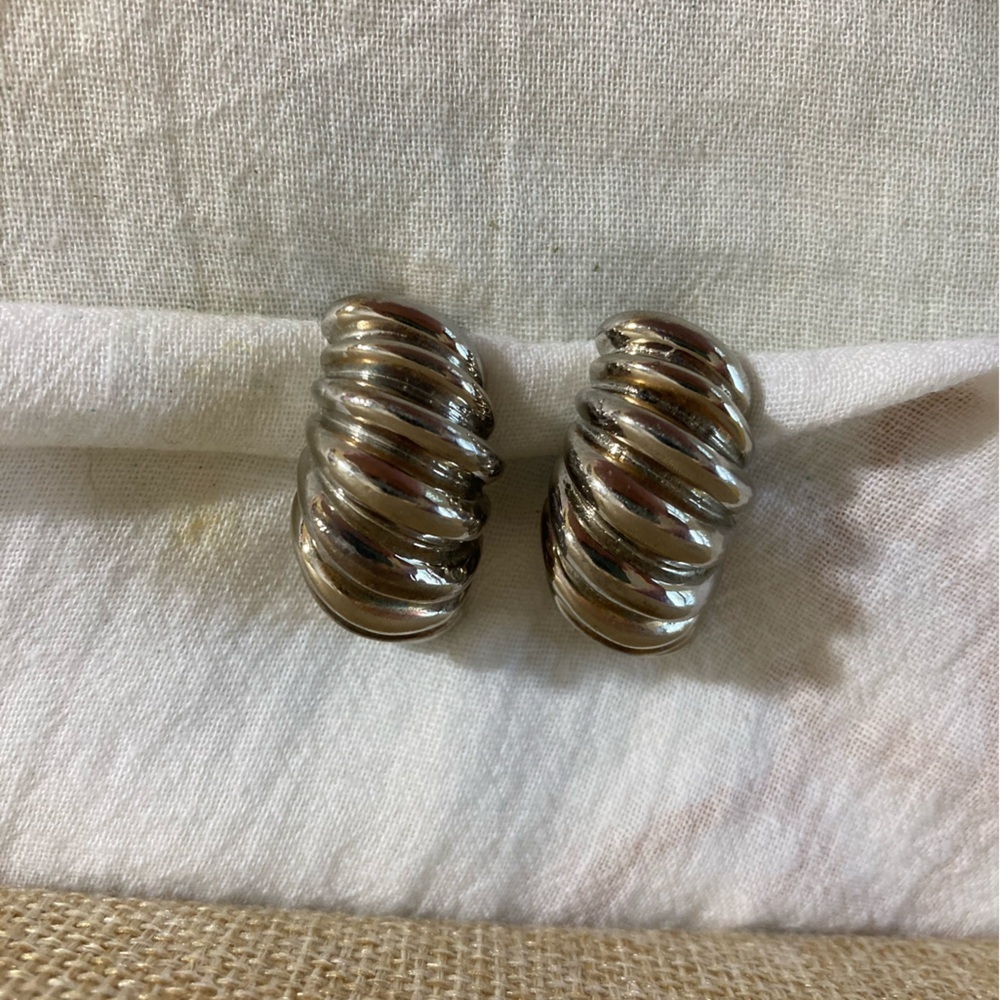Vintage Ribbed Shrimp‎ Design Clip on Earrings